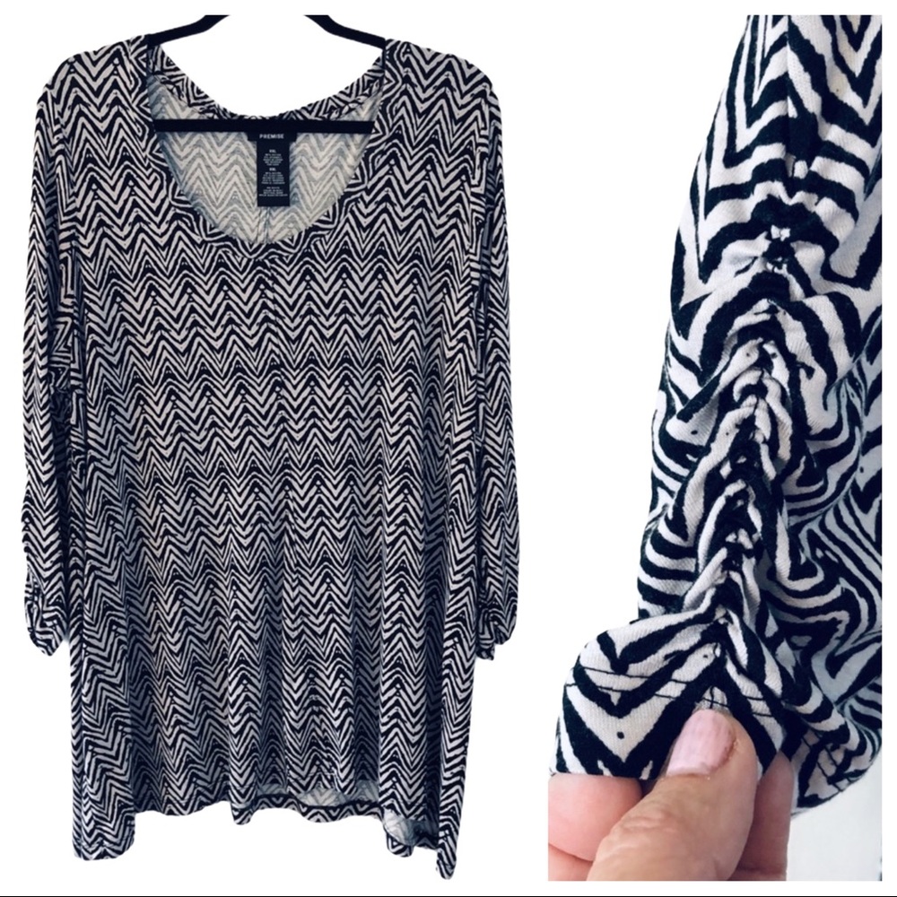 NWOT Premise 2X Top Pullover Ruching on 3/4 sleeves. scoop-neck Abstract Blk/Wht
